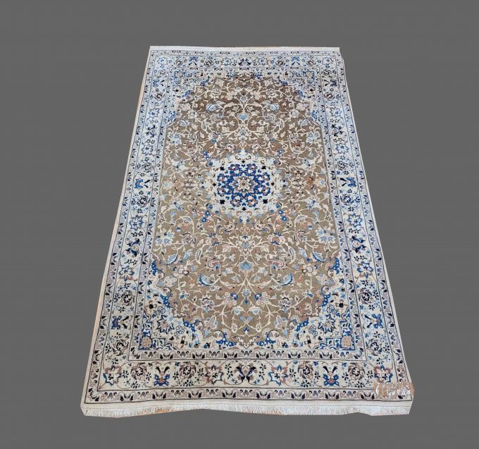 Los 874: Nain, 20. Jahrhundert, Wolle, Seide, 215 x 123 cm, Zustand B/C (kleine Flecken)
