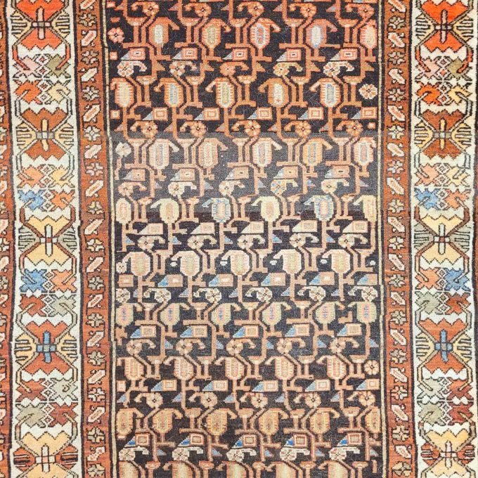Los 885: Hamadan, datiert 1332 (=1914), 372 x 123 cm, Zustand C/D (restauriert) – Bild 3