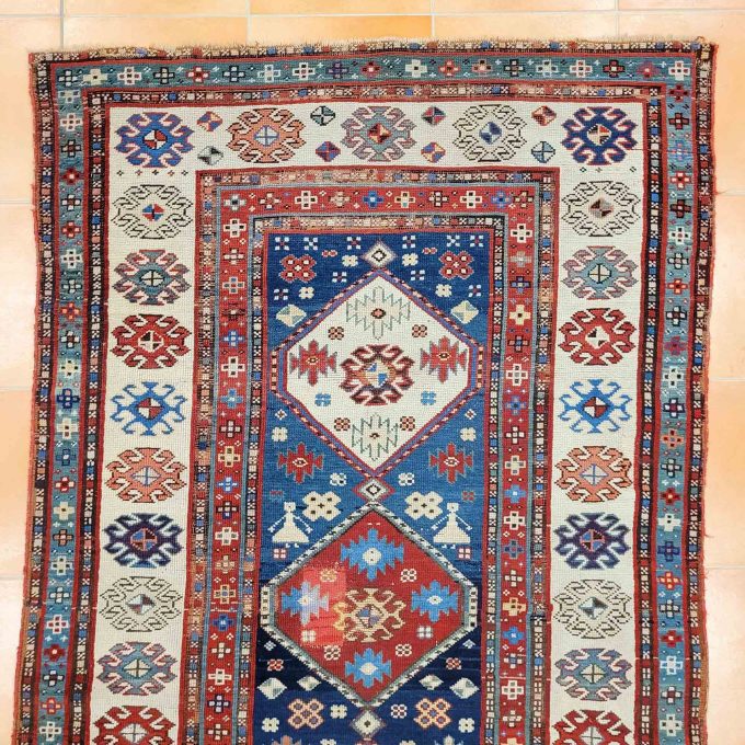 Los 888: Schirwan, um 1910, 290 x 114 cm, Zustand C/D (alte Reparaturen) – Bild 3