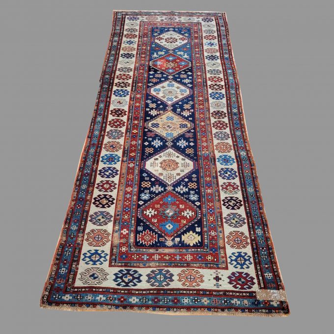 Los 888: Schirwan, um 1910, 290 x 114 cm, Zustand C/D (alte Reparaturen)
