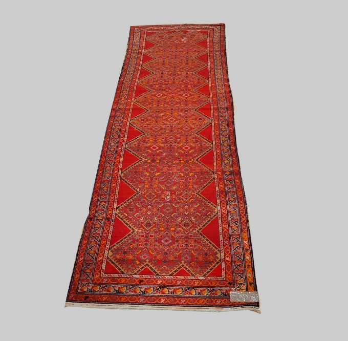Los 889: Malayer, um 1900, 302 x 86 cm, Zustand C/D