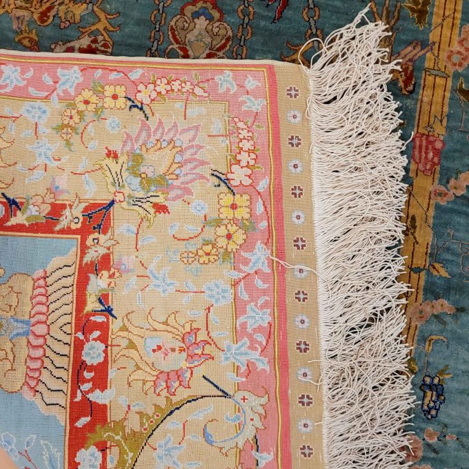 Los 902: Hereke, Seide, signiert, 114 x 83 cm, Zustand B/C – Bild 2