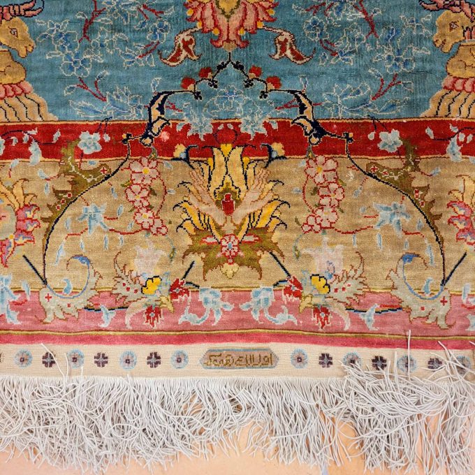 Los 902: Hereke, Seide, signiert, 114 x 83 cm, Zustand B/C – Bild 3