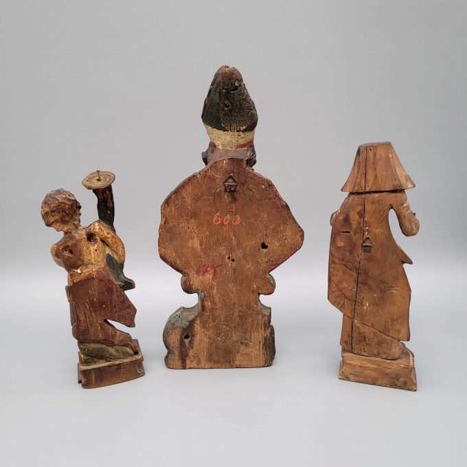 Los 470: Büste des Heiligen Nikolaus, Figur einer Heiligen, Leuchterengel – Bild 2