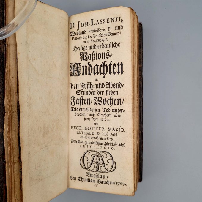 Los 53: LASSENIUS, Johannes: Heilige und erbauliche Paßions-Andachten in den Früh- und Abendstunden der sieben Fasten-Wochen, Die durch dessen Tod unterbrochen, auff Begehren aber fortgesetzet worden von Hect. Gottfr. Masio…