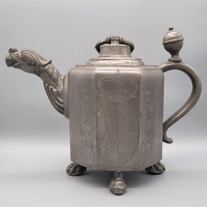 Los 571: Achteckige Schraubkanne mit Tülle – Bild 2