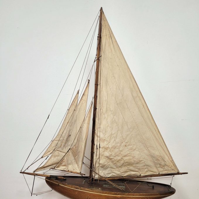 Los 586: Modell einer einmastigen Segelyacht mit drei Vorsegeln (Kutter) – Bild 2