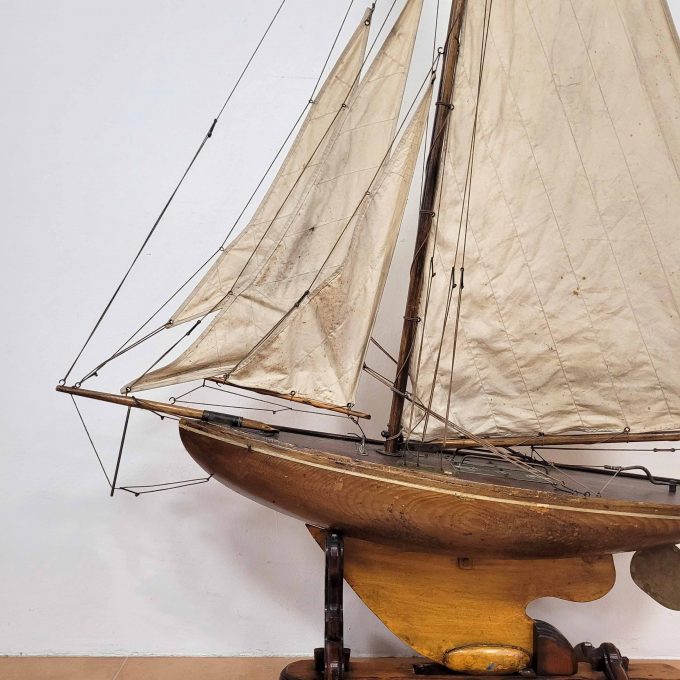 Los 586: Modell einer einmastigen Segelyacht mit drei Vorsegeln (Kutter) – Bild 3