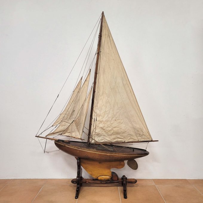 Los 586: Modell einer einmastigen Segelyacht mit drei Vorsegeln (Kutter)