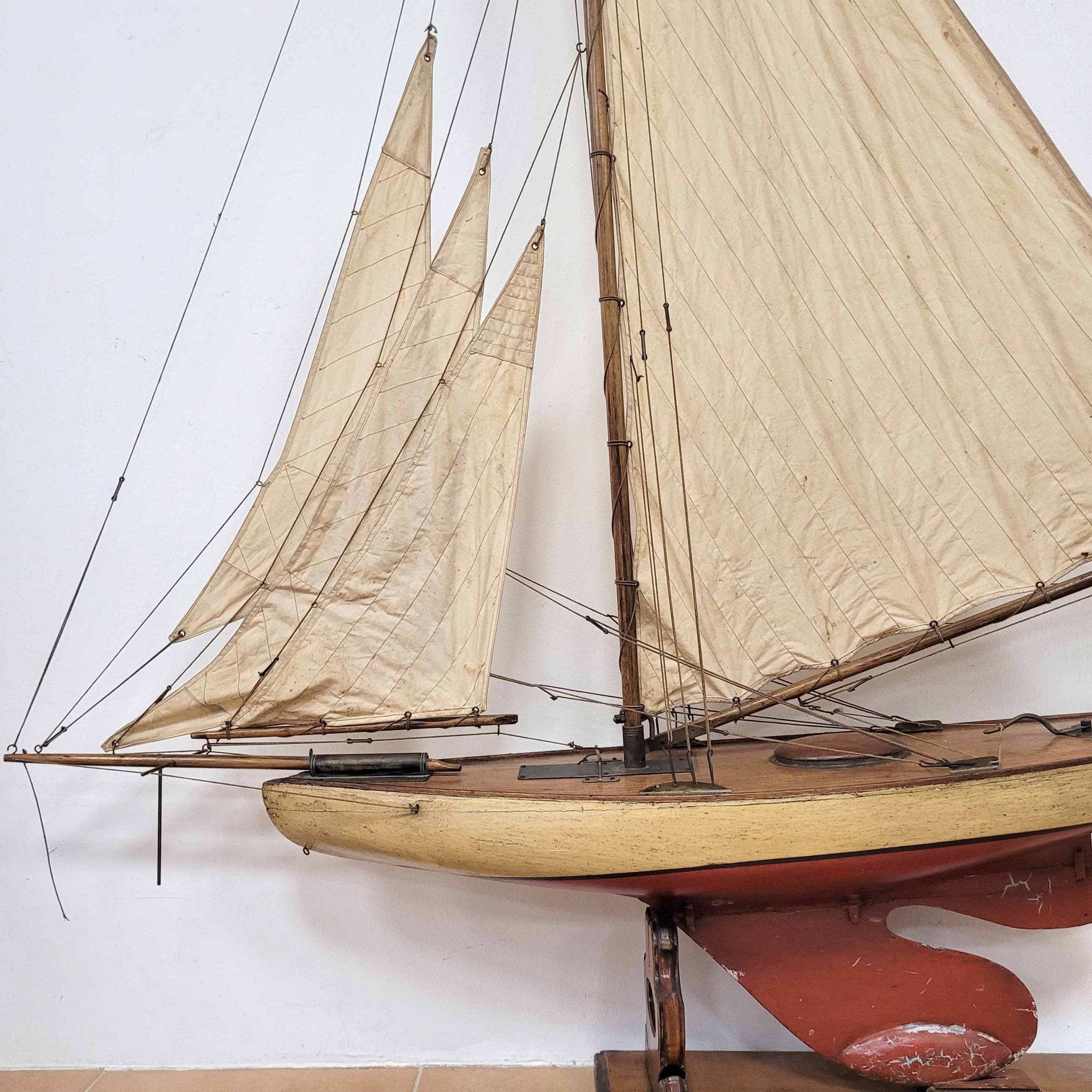 Los 587: Modell einer einmastigen Segelyacht mit drei Vorsegeln (Kutter) – Bild 3