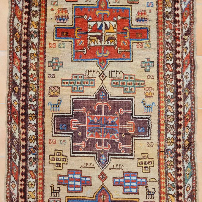 Los 933: Hamadan, datiert 1320, 340 x 115 cm, Zustand B/C – Bild 3