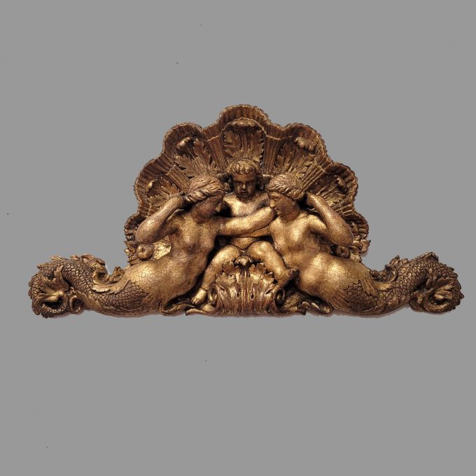 Los 307: Putto zwischen zwei Meerweibchen