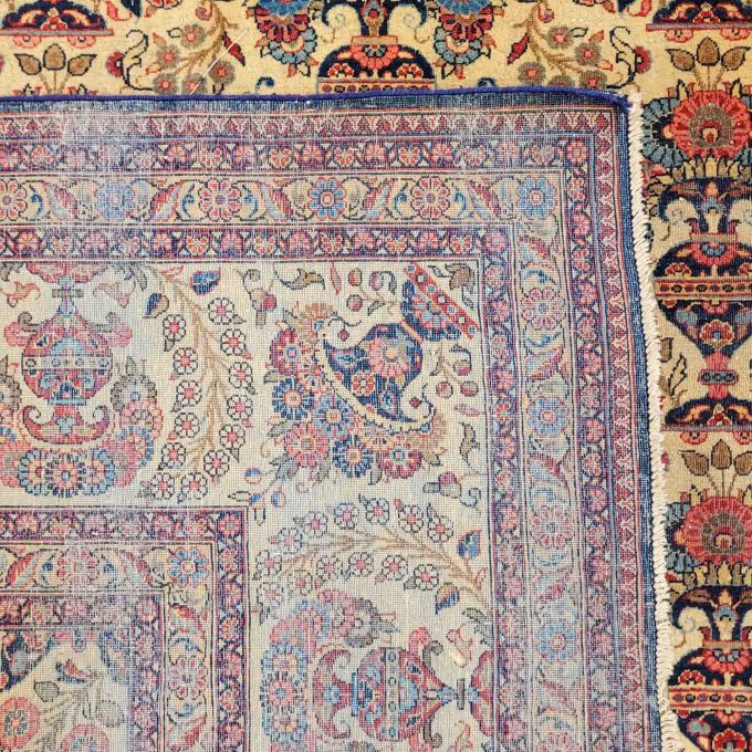 Los 776: Kirman, signiert, um 1900, 370 x 265 cm, Zustand D (alte Mottenschäden) – Bild 2