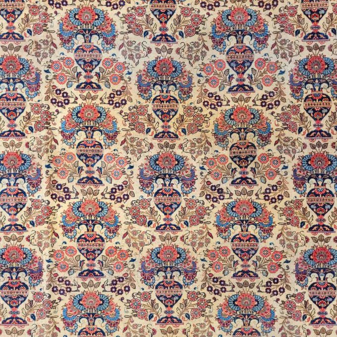 Los 776: Kirman, signiert, um 1900, 370 x 265 cm, Zustand D (alte Mottenschäden) – Bild 3