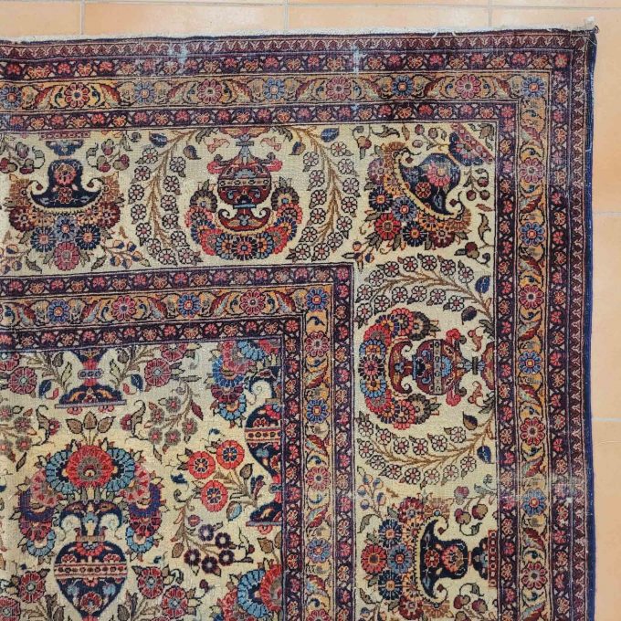 Los 776: Kirman, signiert, um 1900, 370 x 265 cm, Zustand D (alte Mottenschäden) – Bild 5