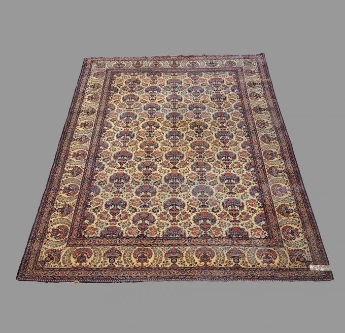 Los 776: Kirman, signiert, um 1900, 370 x 265 cm, Zustand D (alte Mottenschäden)