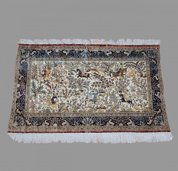 Los 832: Jagdteppich, Seide, China 20. Jahrhundert, 92 x 154 cm, Zustand B