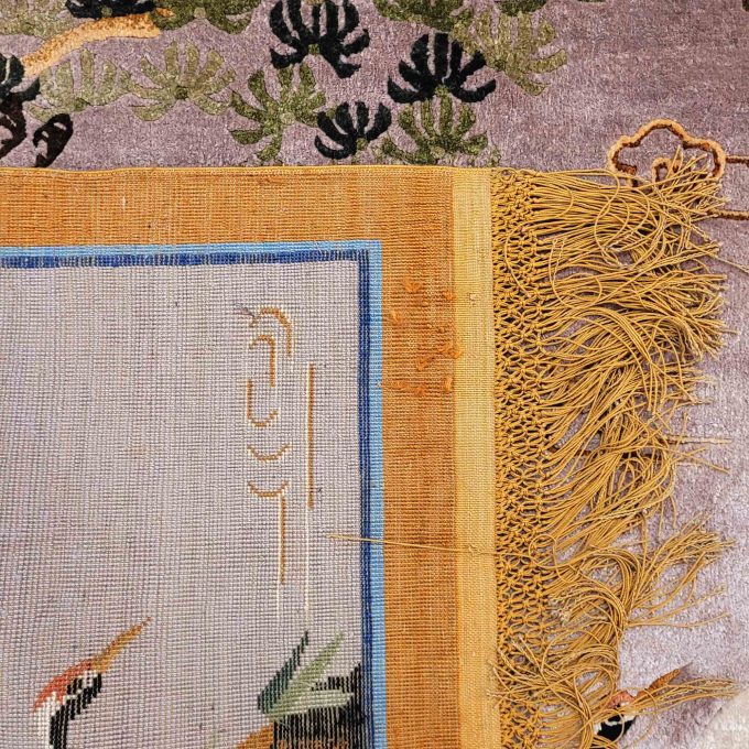 Los 833: Teppich mit Kranichen, Seide, China 20. Jahrhundert,93 x 152 cm, Zustand B – Bild 2