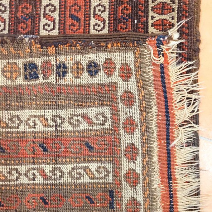 Los 845: Drei Teppiche Belutsch, Ende 19. Jahrhundert, bis zu 115 x 60 cm, Zustand C/D – Bild 3