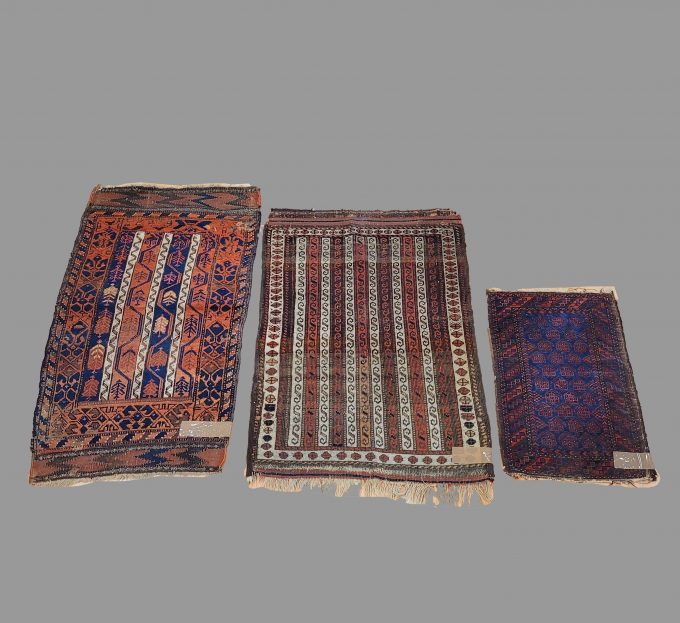 Los 845: Drei Teppiche Belutsch, Ende 19. Jahrhundert, bis zu 115 x 60 cm, Zustand C/D