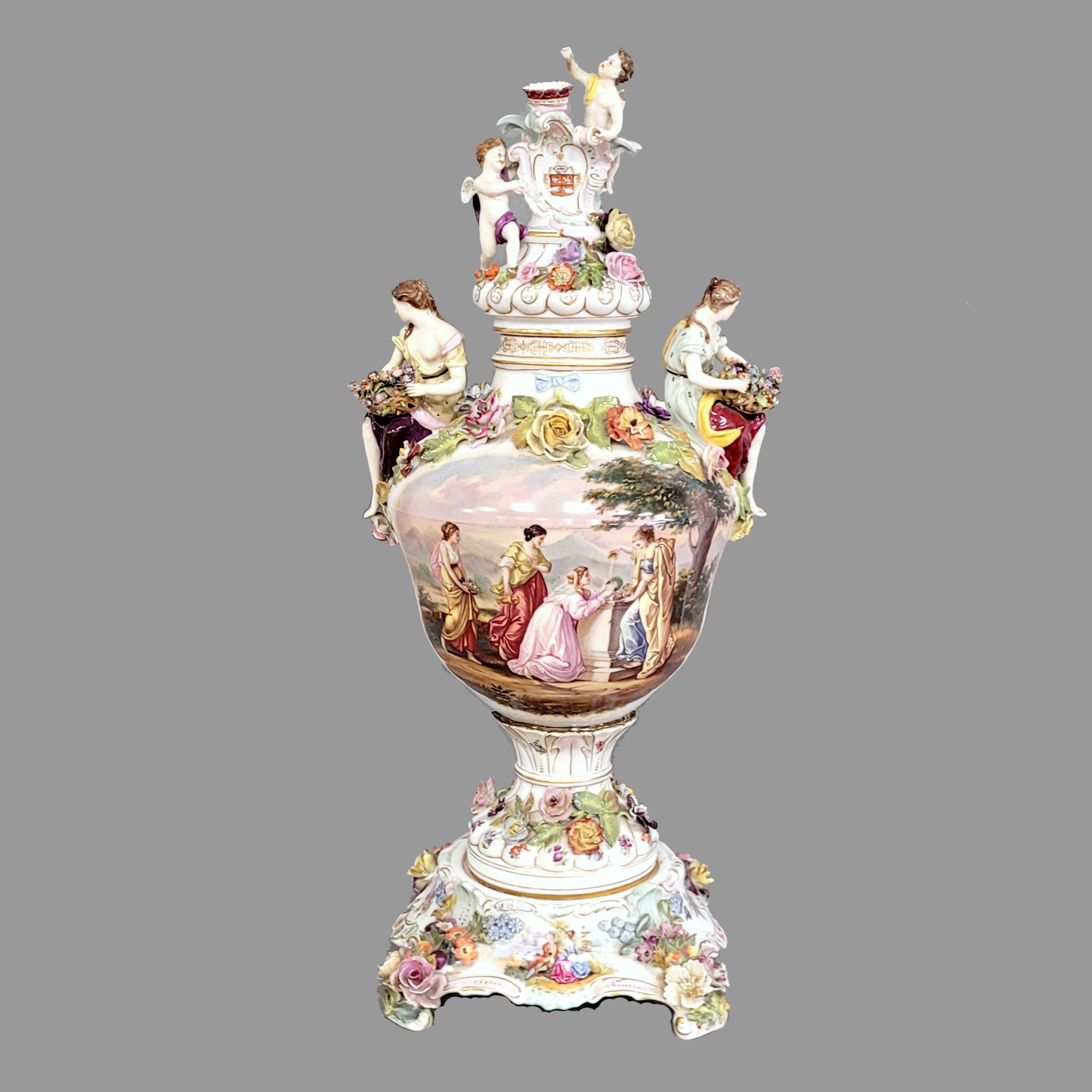 Los 139: Große Deckelvase auf Standsockel