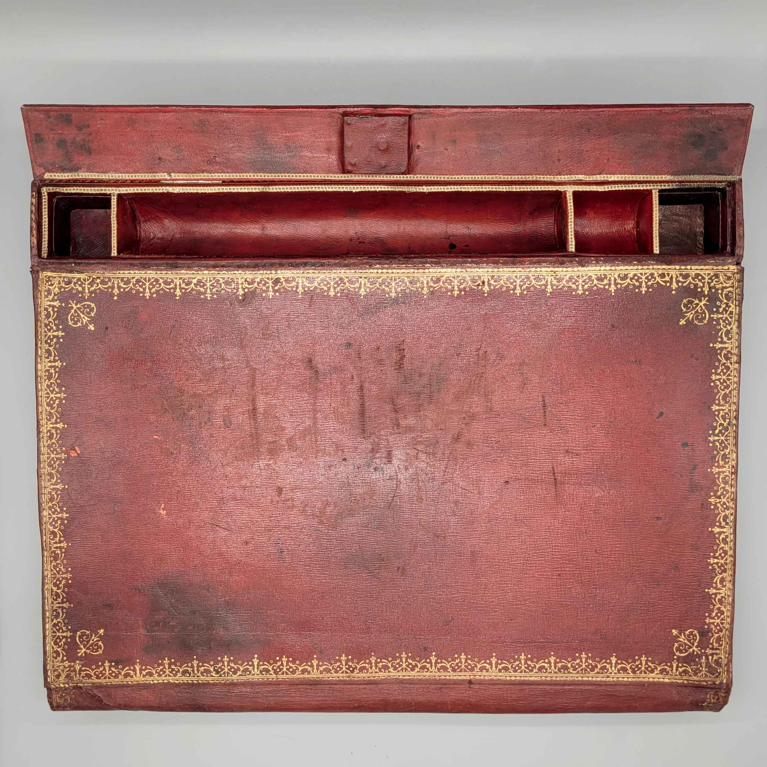 Los 378: Aktentasche mit rückwärtigem Schreibkasten mit Fächern – Bild 3