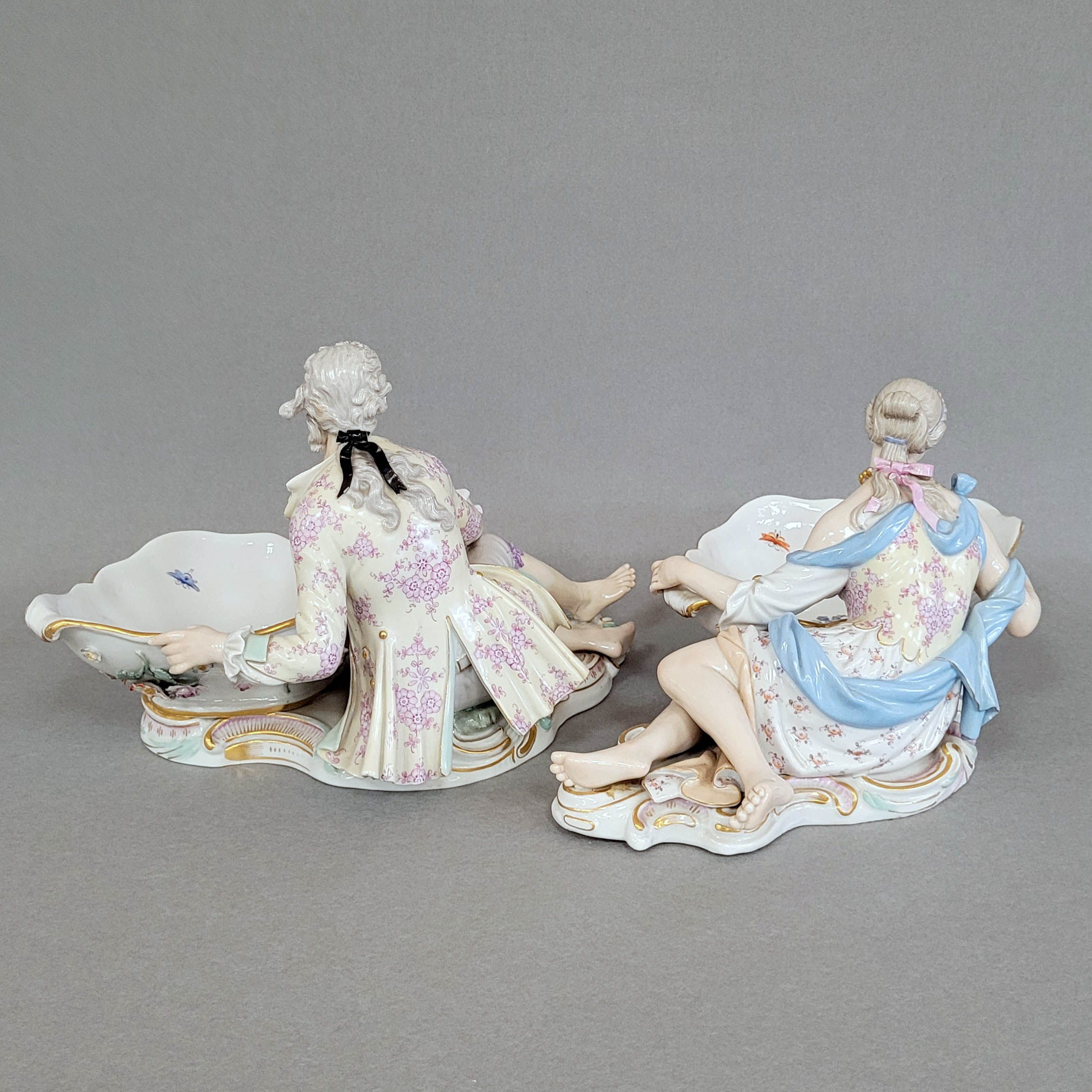 Los 175: Paar große Gewürz- oder Konfektschalen mit Kavalier und galanter Dame – Bild 4