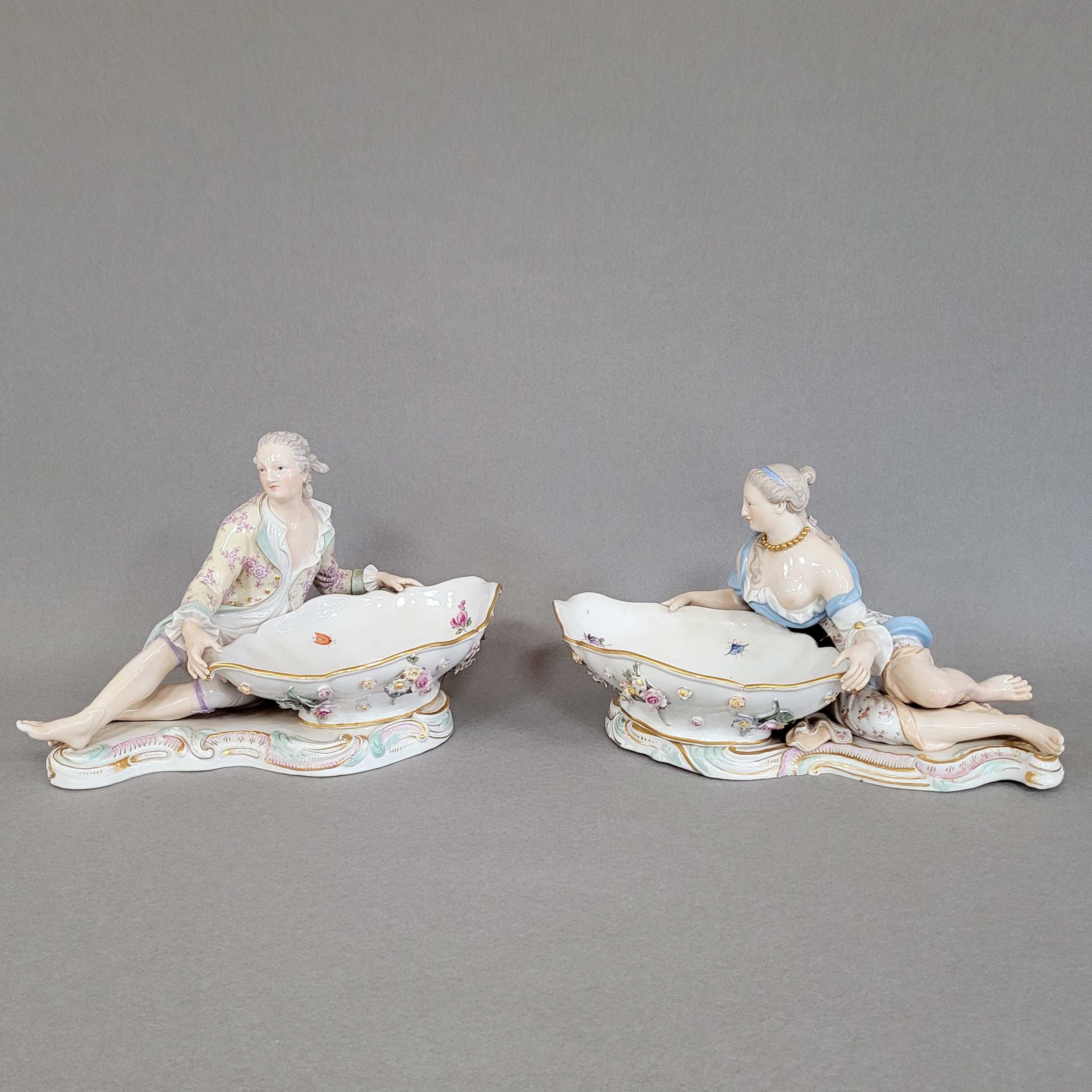 Los 175: Paar große Gewürz- oder Konfektschalen mit Kavalier und galanter Dame