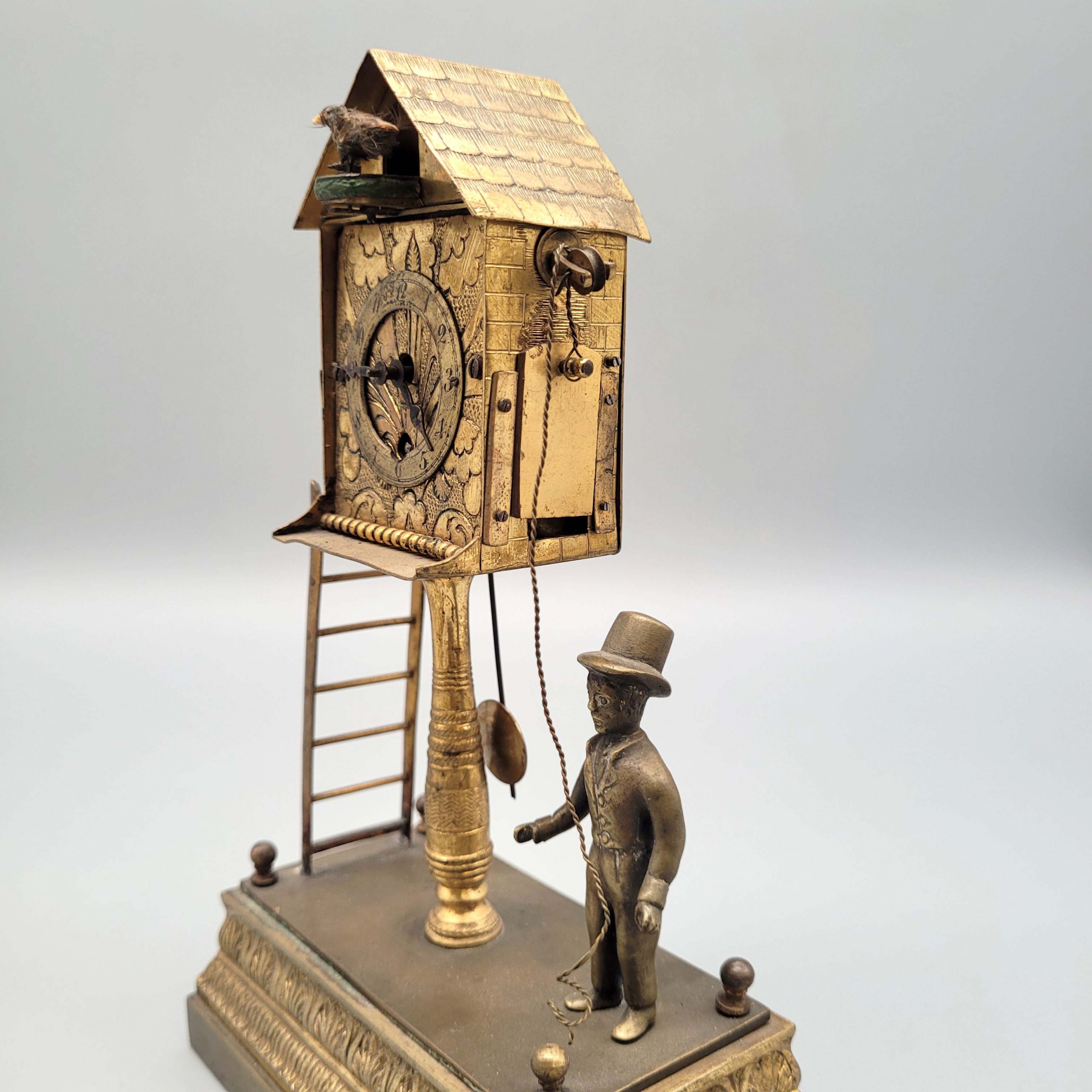 Los 410: Kleine Tischuhr in Form einer Kuckucksuhr – Bild 3