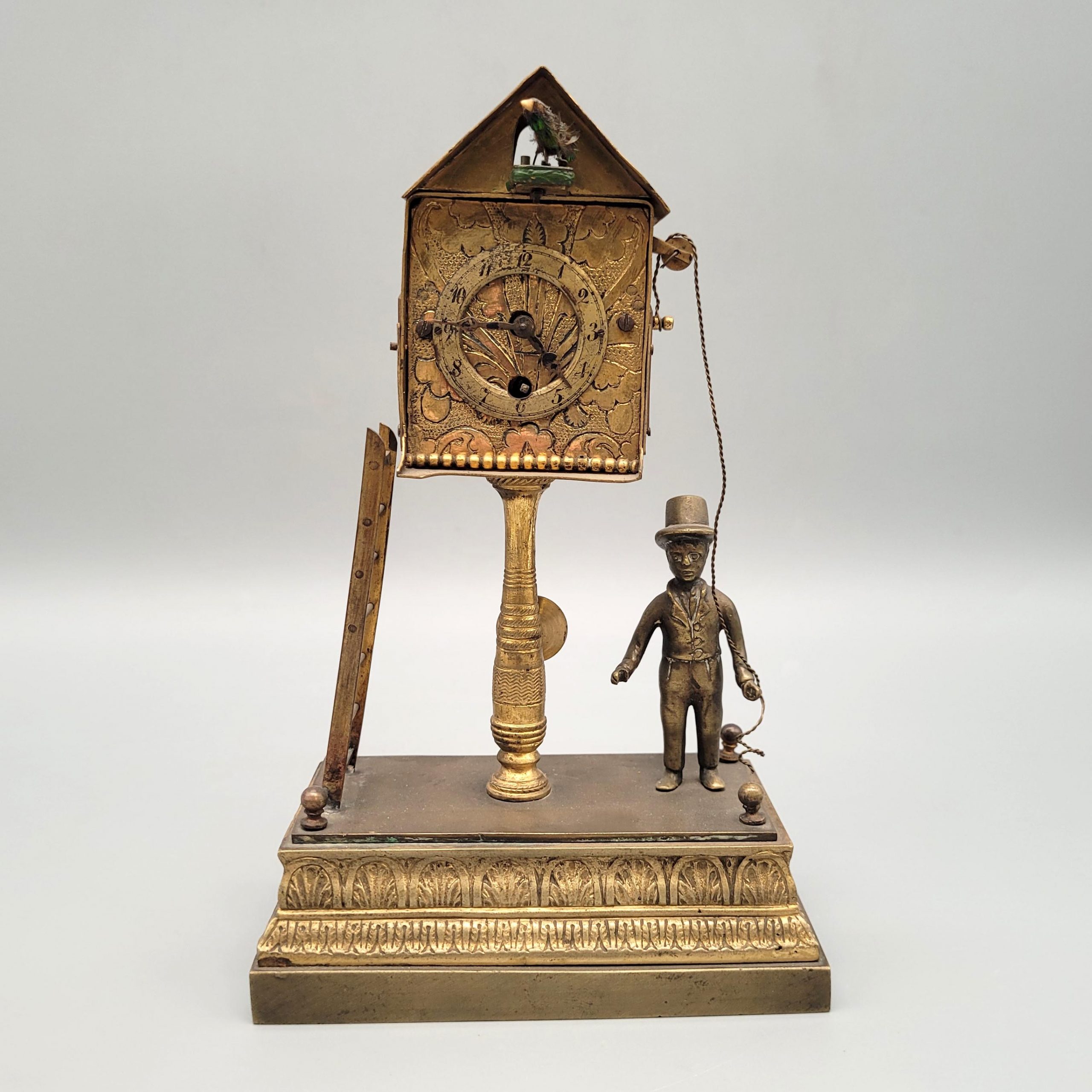 Los 410: Kleine Tischuhr in Form einer Kuckucksuhr