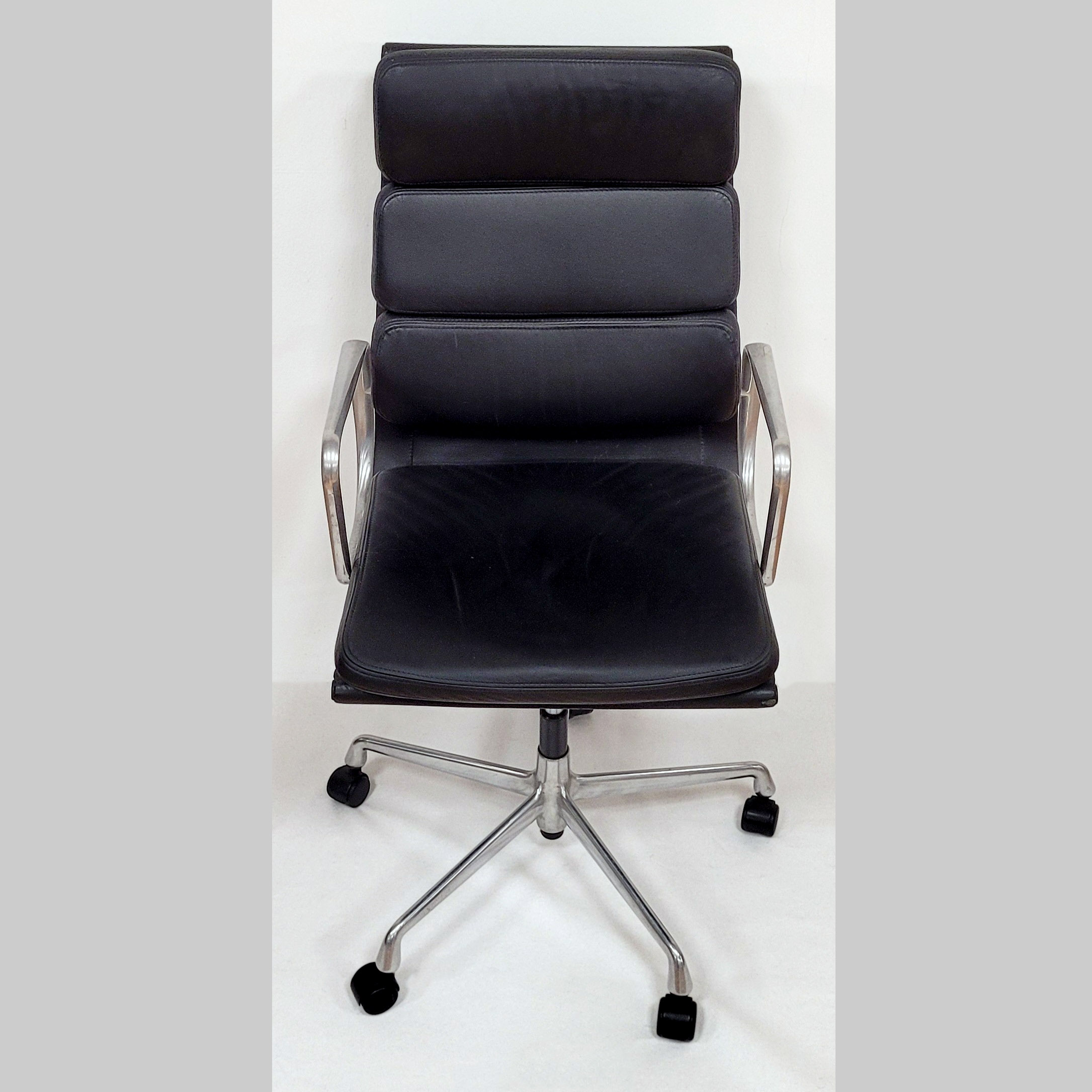 Los 515: EAMES, Charles: Vitra Soft-Pad Armlehndrehstuhl EA 219 – Bild 2