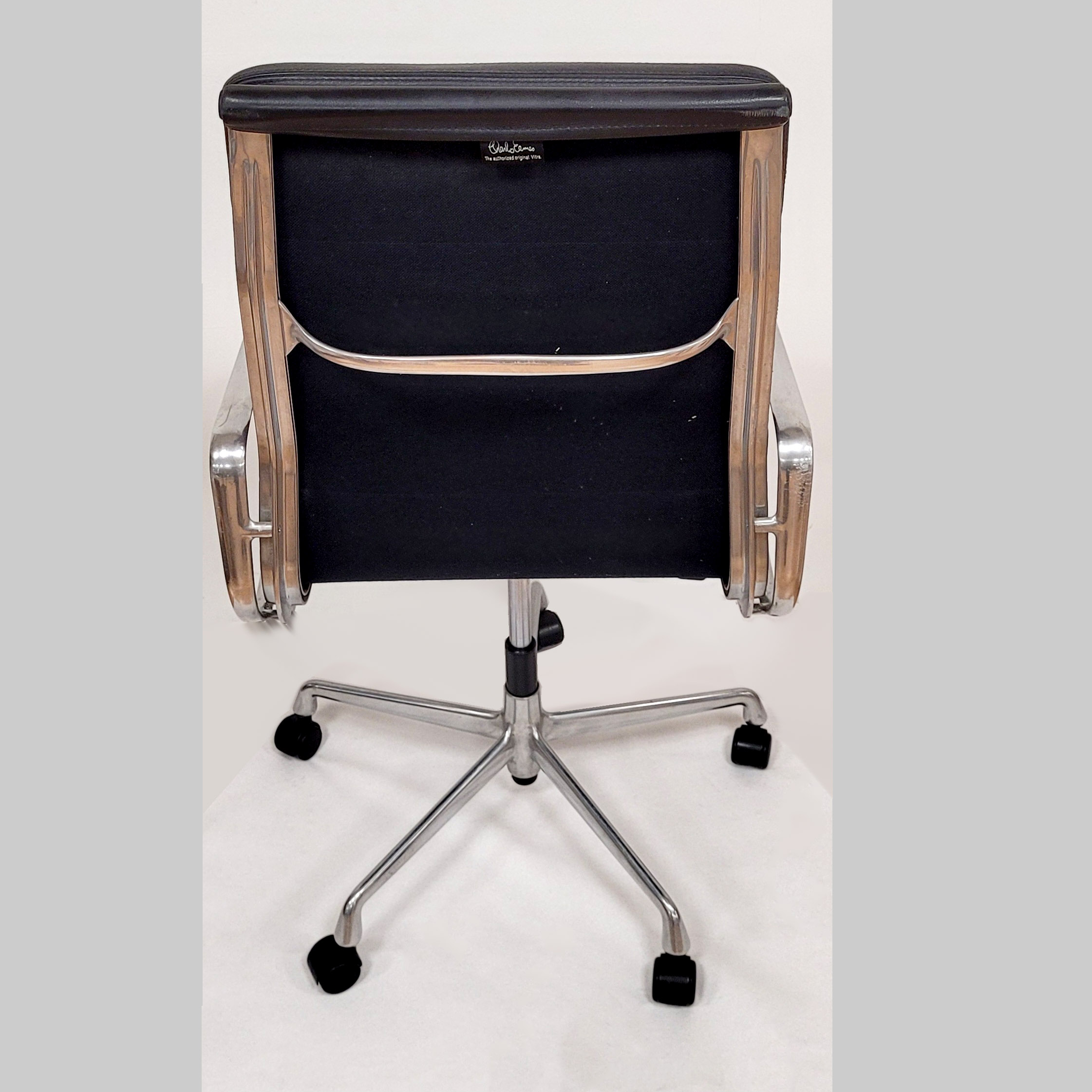 Los 515: EAMES, Charles: Vitra Soft-Pad Armlehndrehstuhl EA 219 – Bild 3