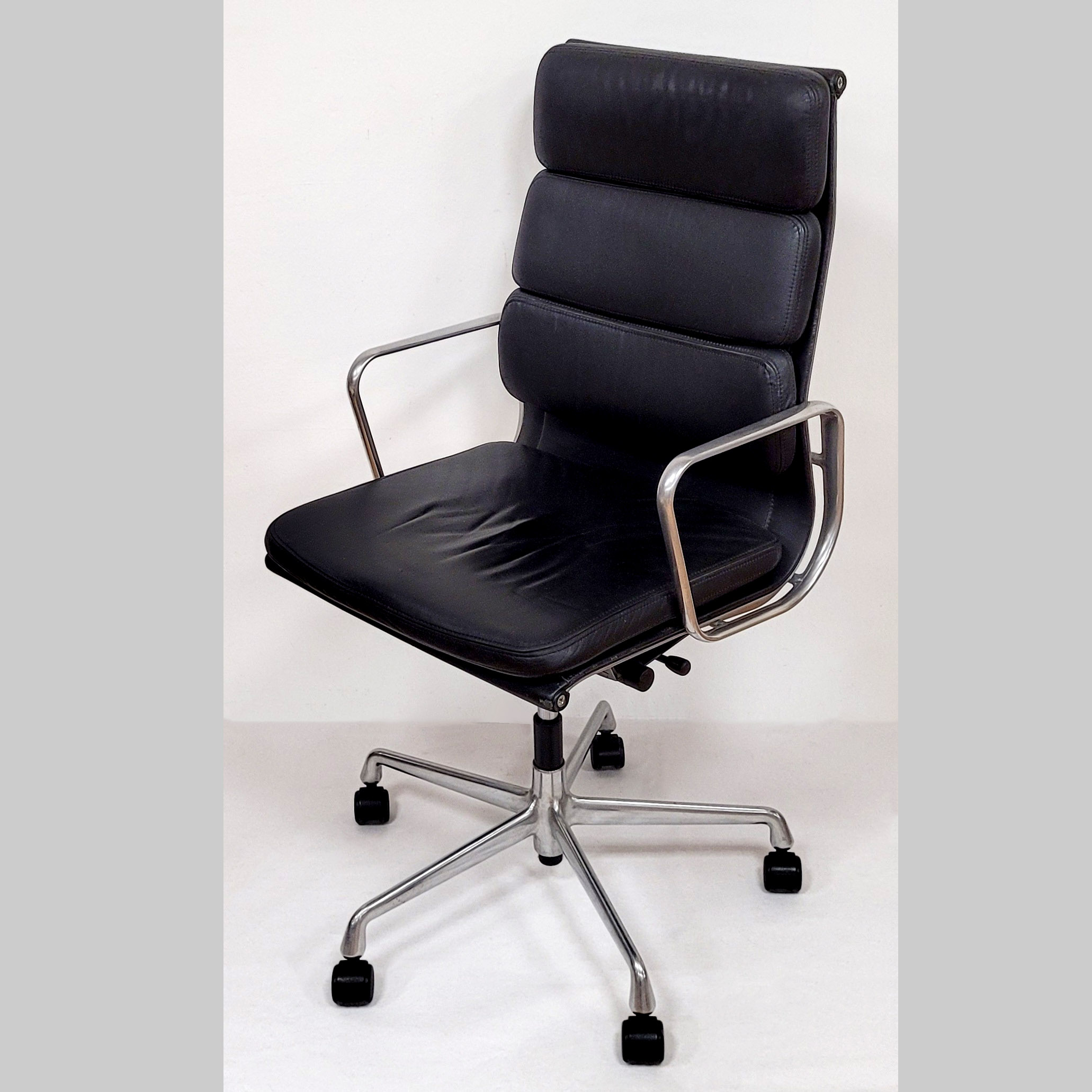 Los 515: EAMES, Charles: Vitra Soft-Pad Armlehndrehstuhl EA 219